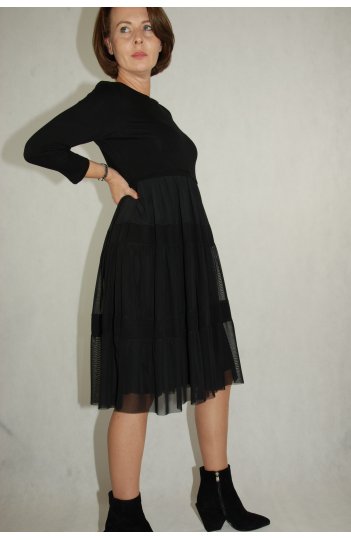 Czarna sukienka z tiulowymi falbanami