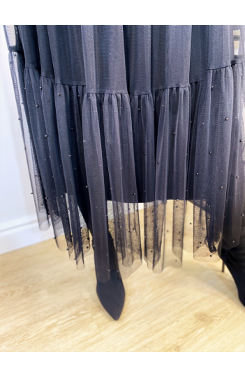 Tiulowa spódnica ozdobiona czarnymi perełkami 