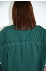 Gładka bluzka z długim rękawem i krótszym przodem w kolorze zielonym