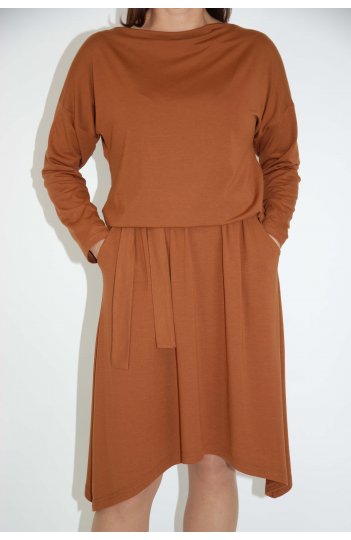 Terrastyll - asymetryczna sukienka z paskiem, kolor camel