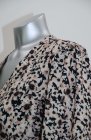 Soho - sukienka w drobne kwiatuszki w kolorze beżowo-czarnym